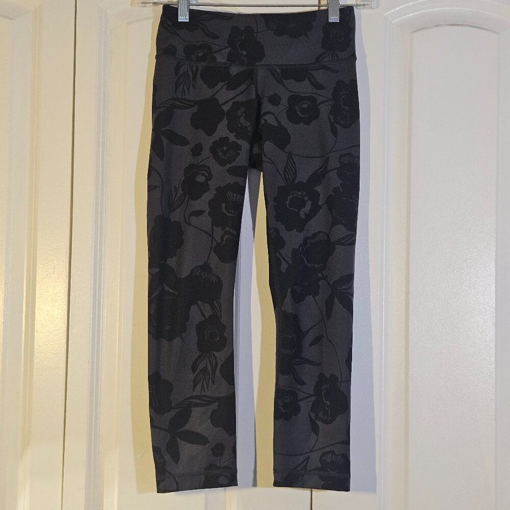 Lululemon Women's Legging Size 2 Brisk Bloom Wunder Under Capri Gray Black NWOT